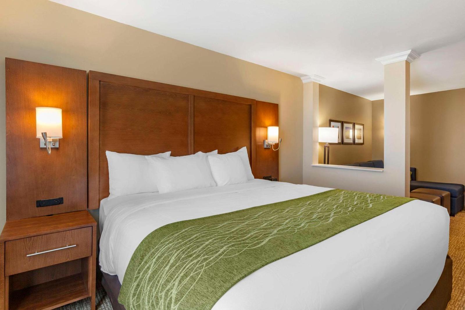 Comfort Suites Albuquerque Airport Main image 1